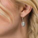 Pendientes LUANA madreperla gancho omega - Imagen 3