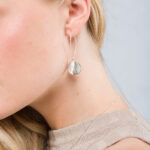Pendientes MOIRA madreperla gancho largo - Imagen 3